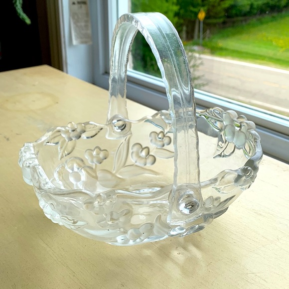 Small Vintage Basket Clear Glass with plastic handle - Picture 2 of 4